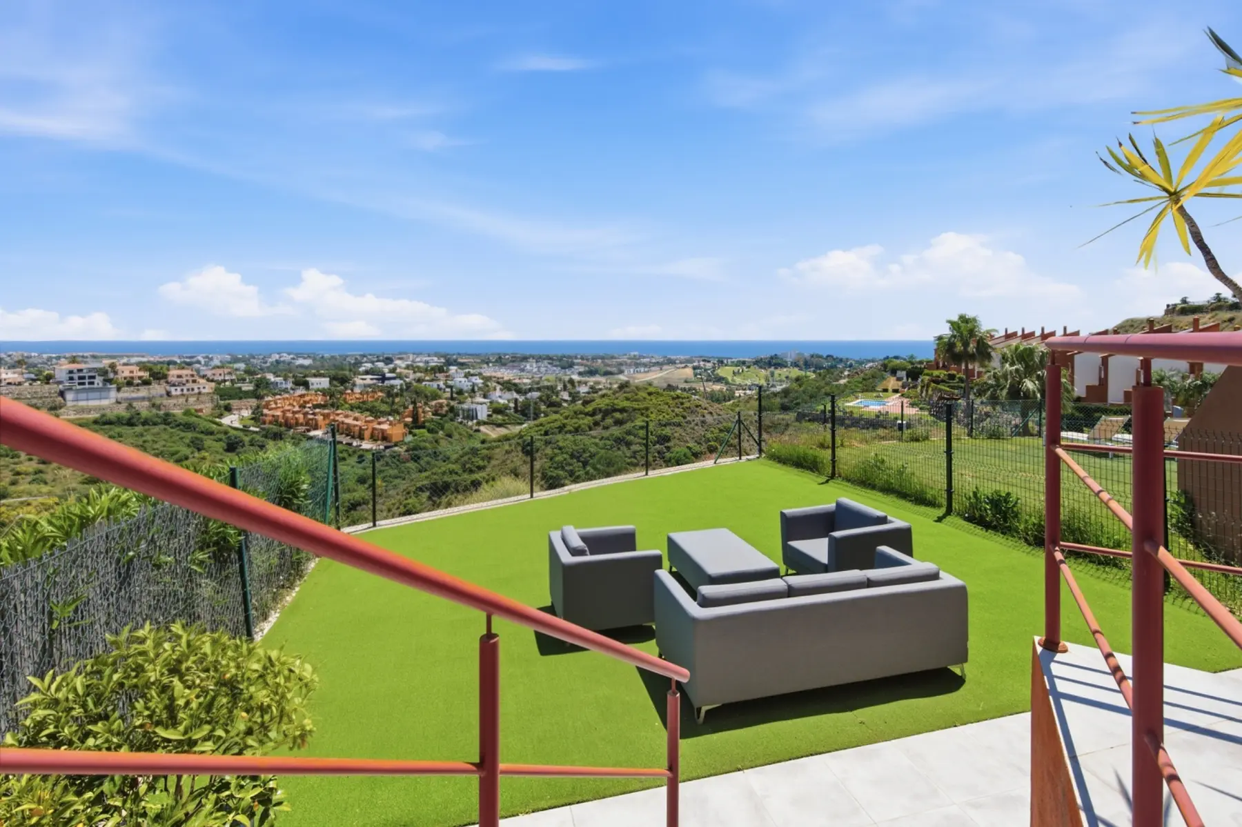Terraza ajardinada con vistas panorámicas al mar en Benahavís