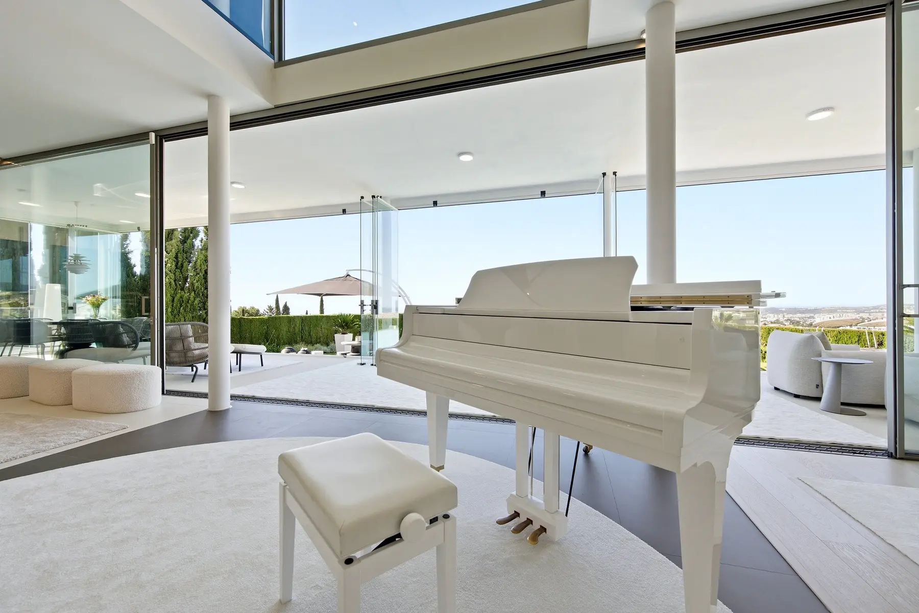 Interior luminoso con piano y fachada de cristal en una villa de Fuengirola