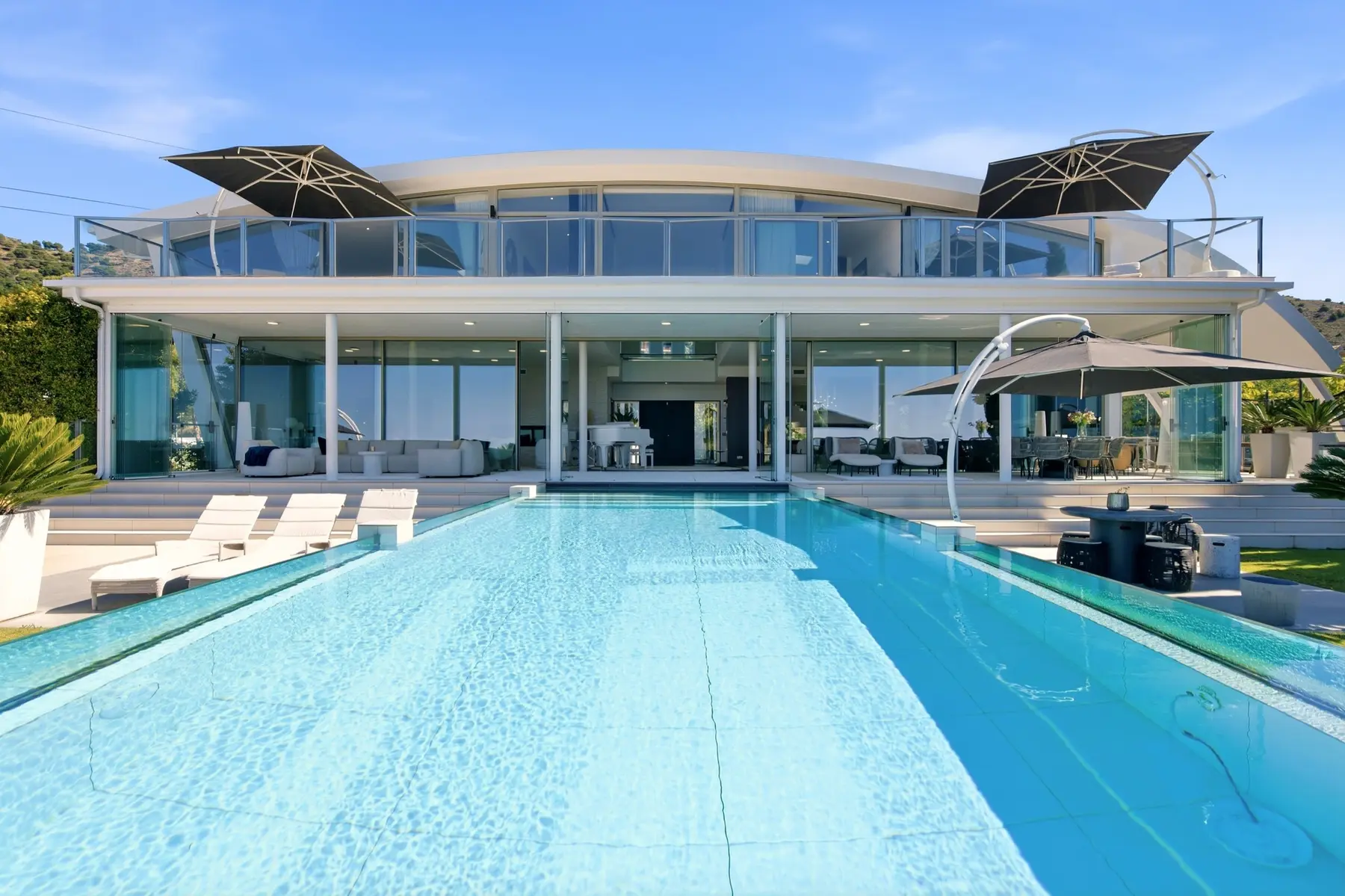 Piscina privada y arquitectura curva de una villa de lujo en El Higuerón
