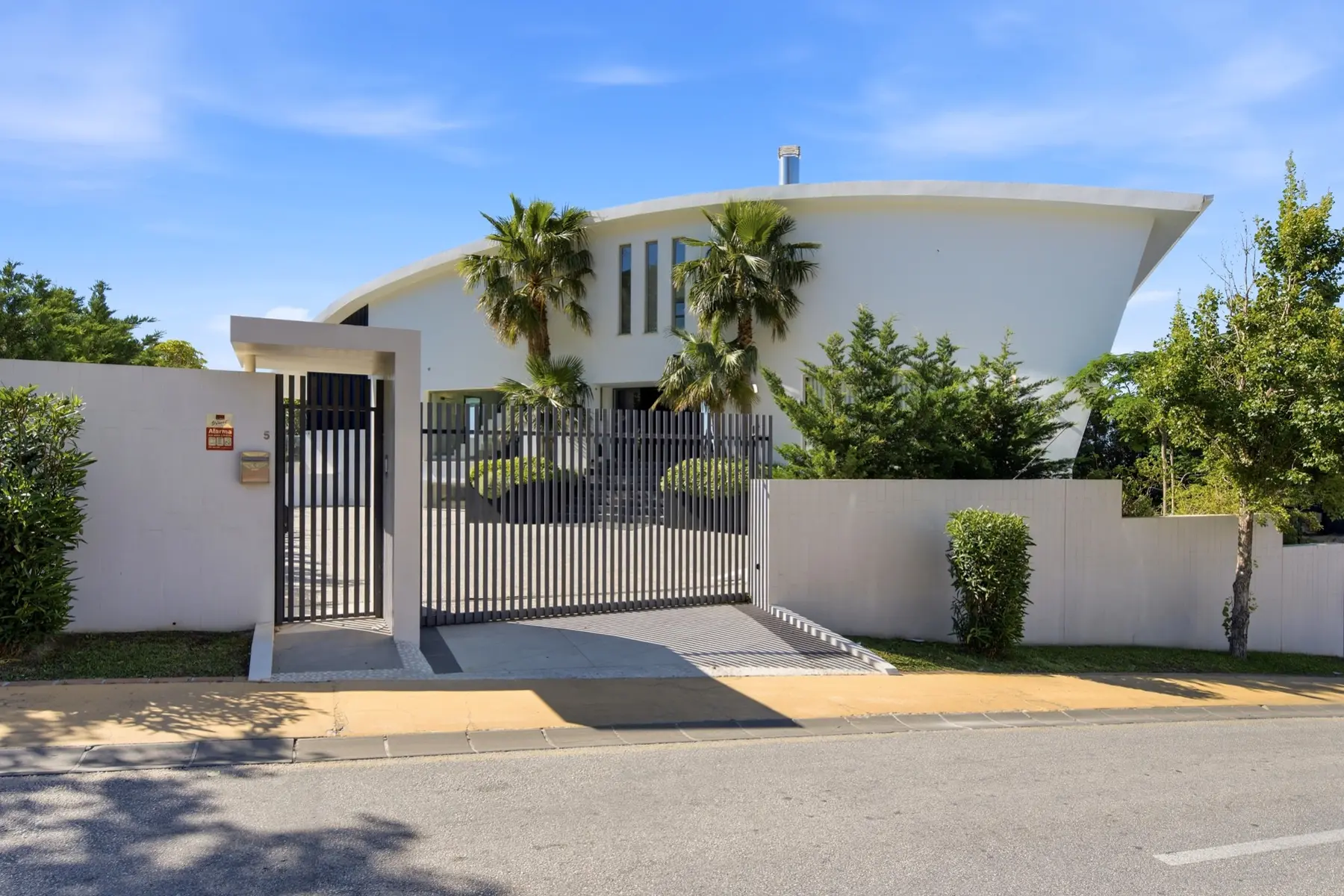 Fachada exterior de una villa contemporánea en El Higuerón, Fuengirola