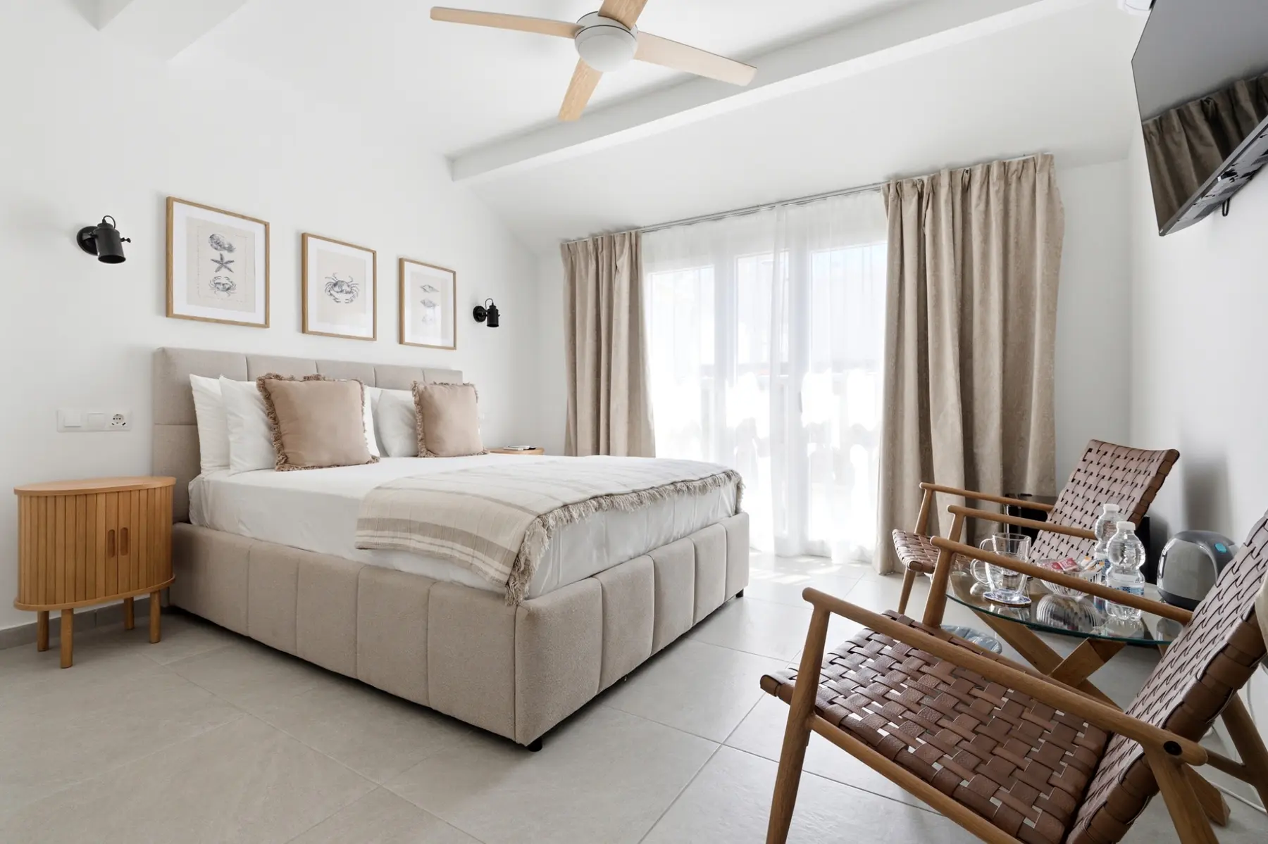 Fotografía de una habitación luminosa en un alojamiento turístico de Estepona