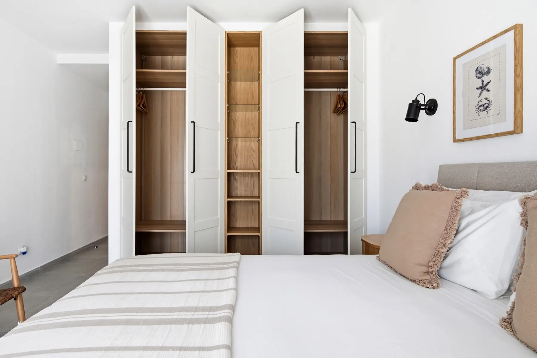 Dormitorio con armarios de madera fotografiado para un alojamiento en Estepona