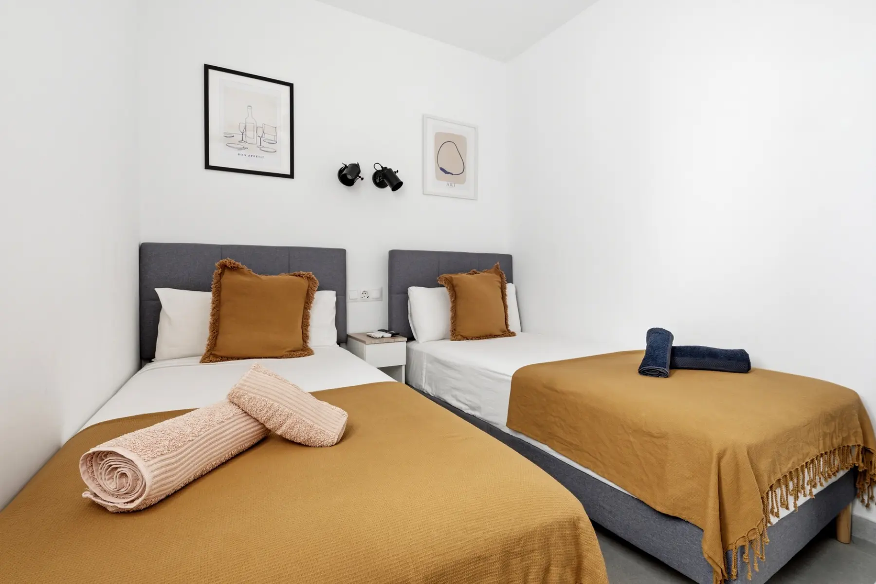 Habitación doble acogedora de un alojamiento turístico en Estepona
