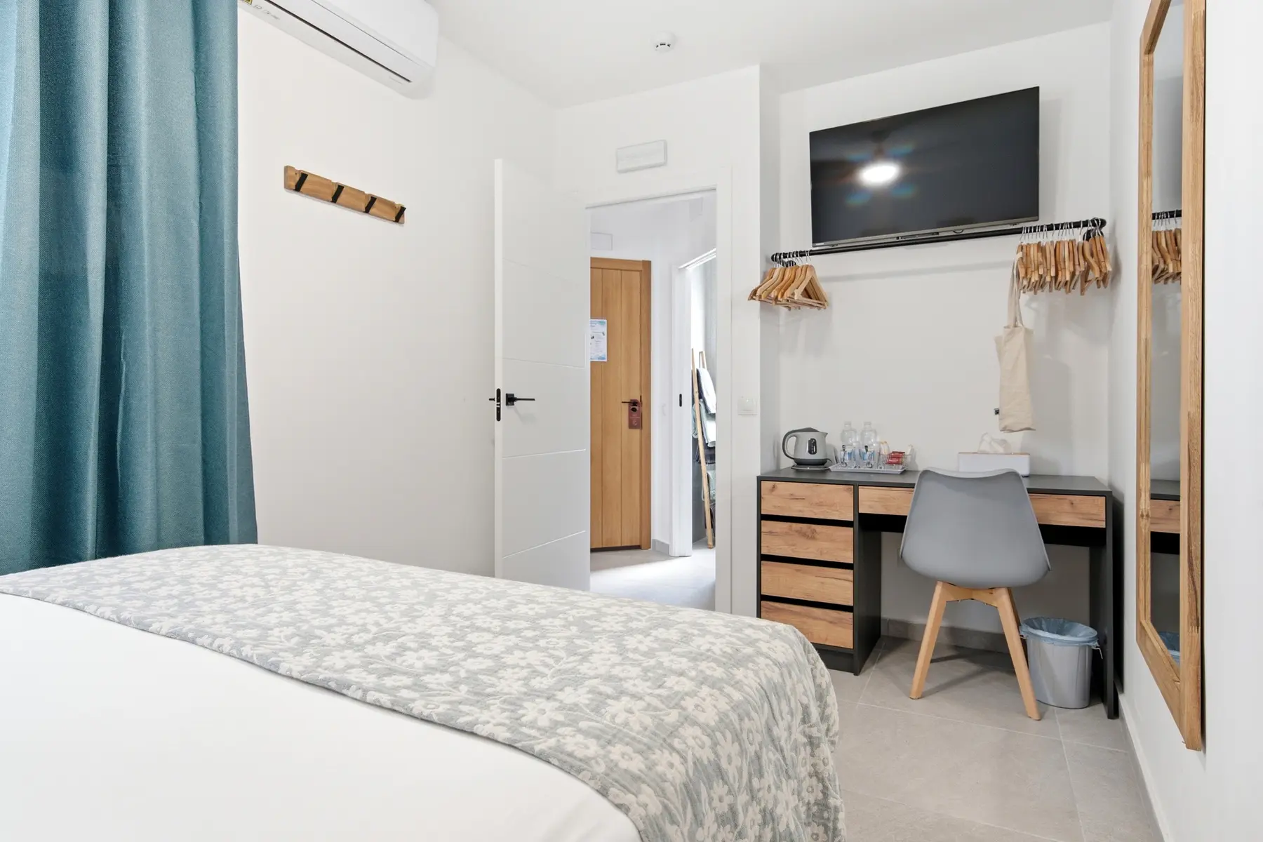 Habitación de huéspedes con zona de trabajo fotografiada en Estepona
