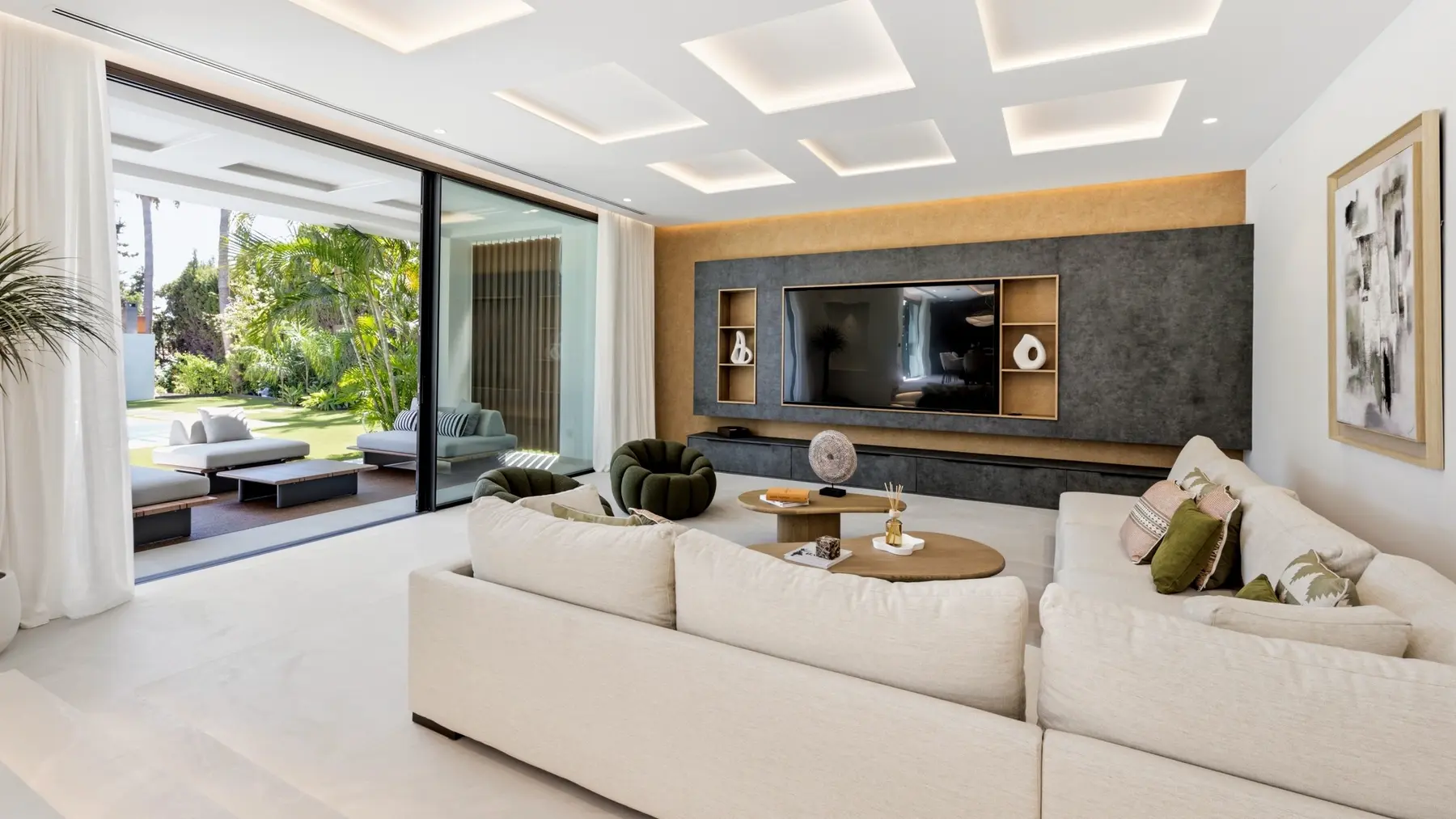 Salón luminoso conectado con la terraza y el jardín en una villa de Estepona