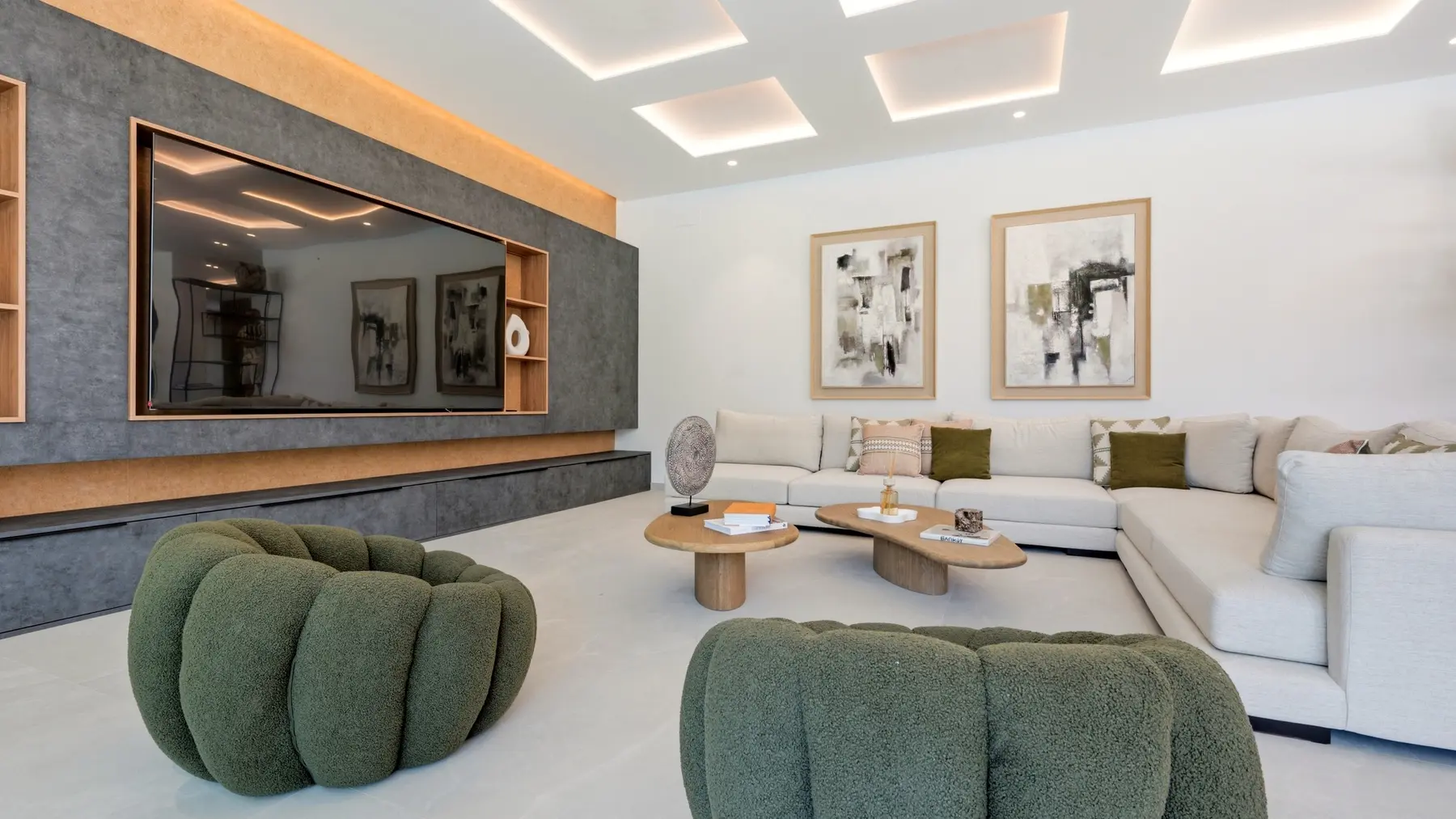 Interiorismo contemporáneo en el salón de una villa en Estepona