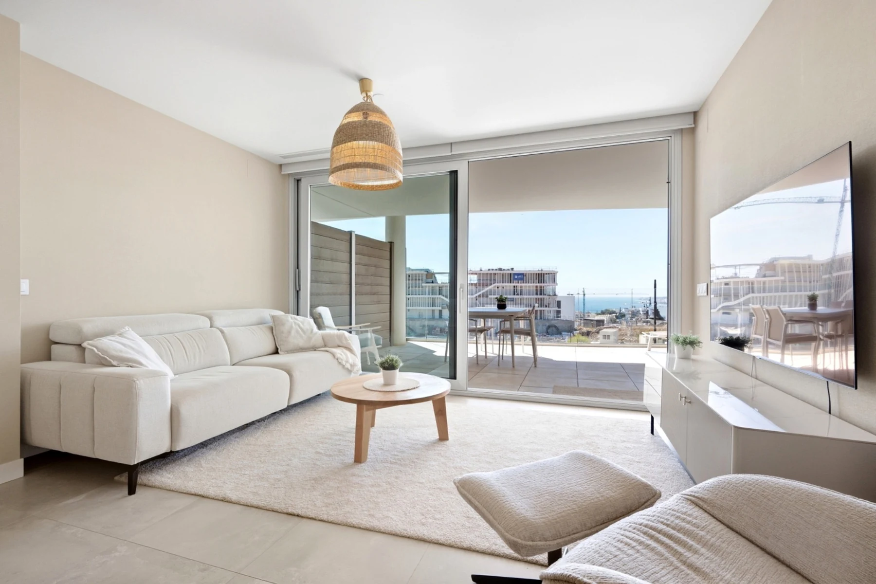 Salón de apartamento con terraza y vistas al Mediterráneo en Fuengirola