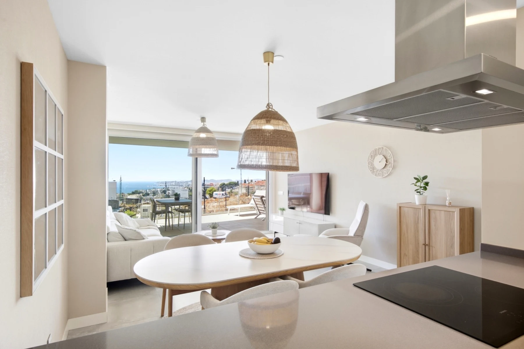 Cocina y comedor abiertos hacia la terraza en un apartamento de Fuengirola