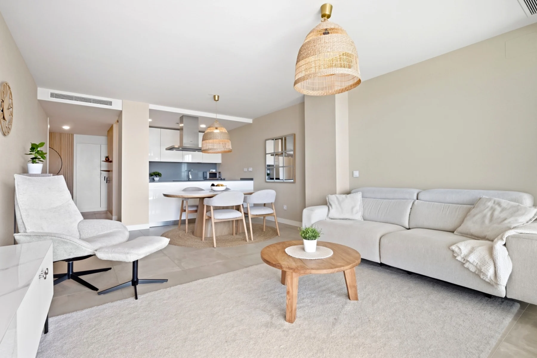 Salón conectado con la cocina abierta en un apartamento de Fuengirola