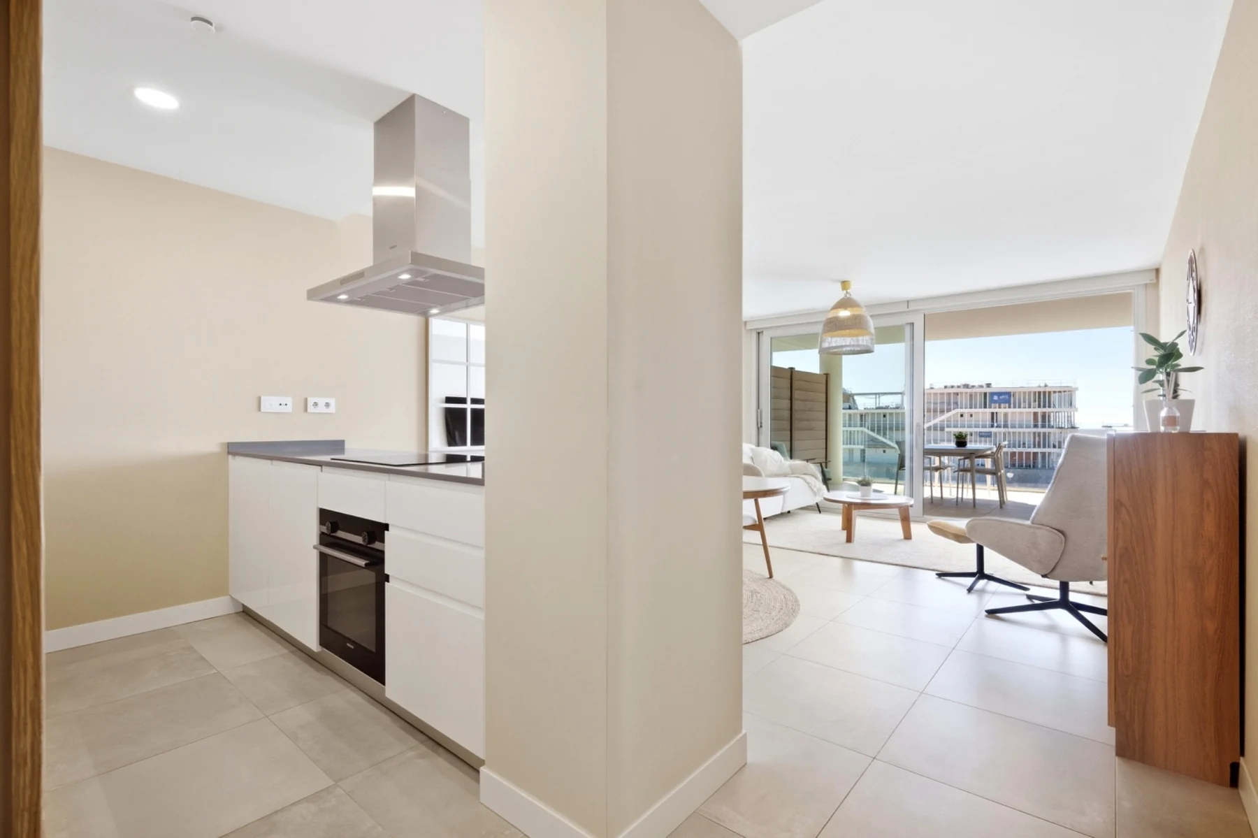 Distribución abierta entre cocina y salón fotografiada en Fuengirola