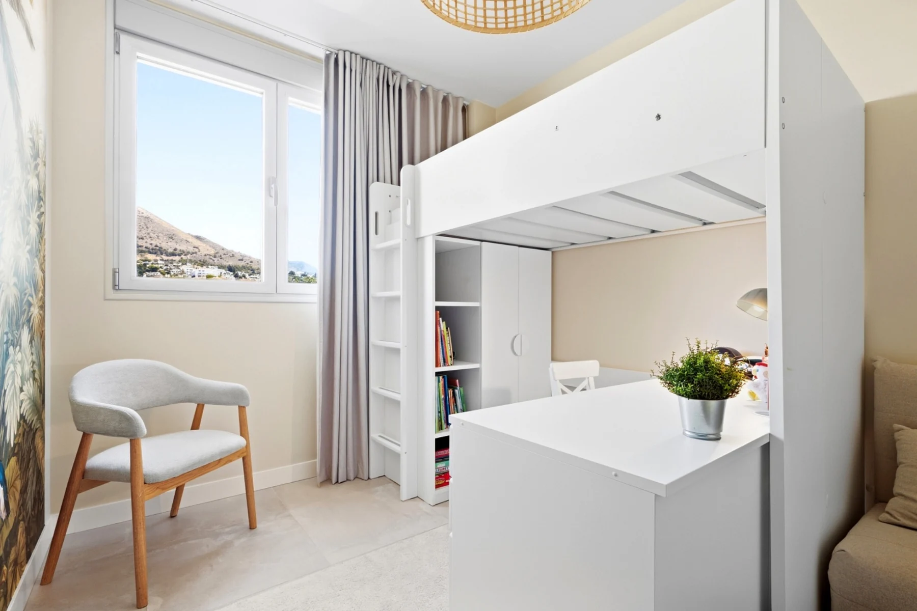 Dormitorio auxiliar con litera y escritorio en un apartamento de Fuengirola