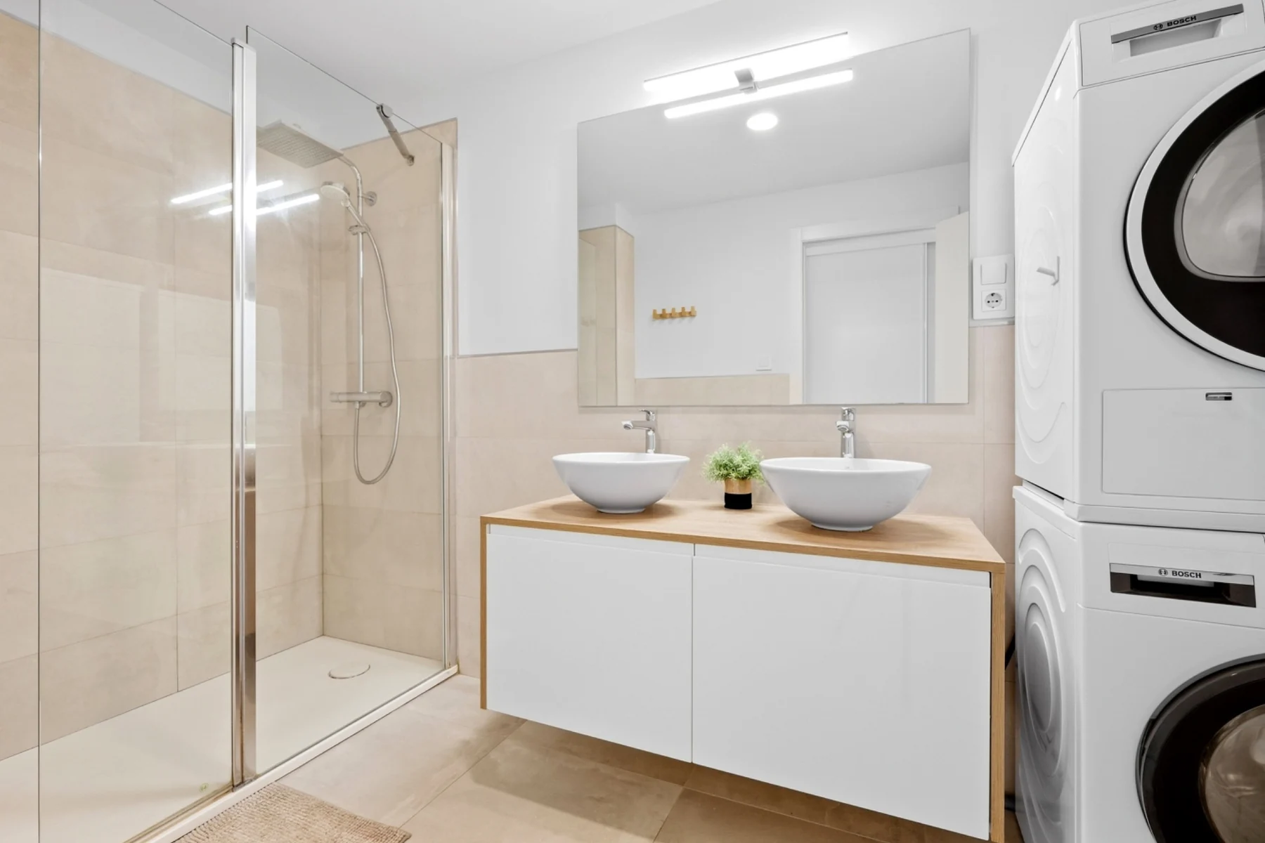 Baño con doble lavabo y zona de lavado integrada en Fuengirola