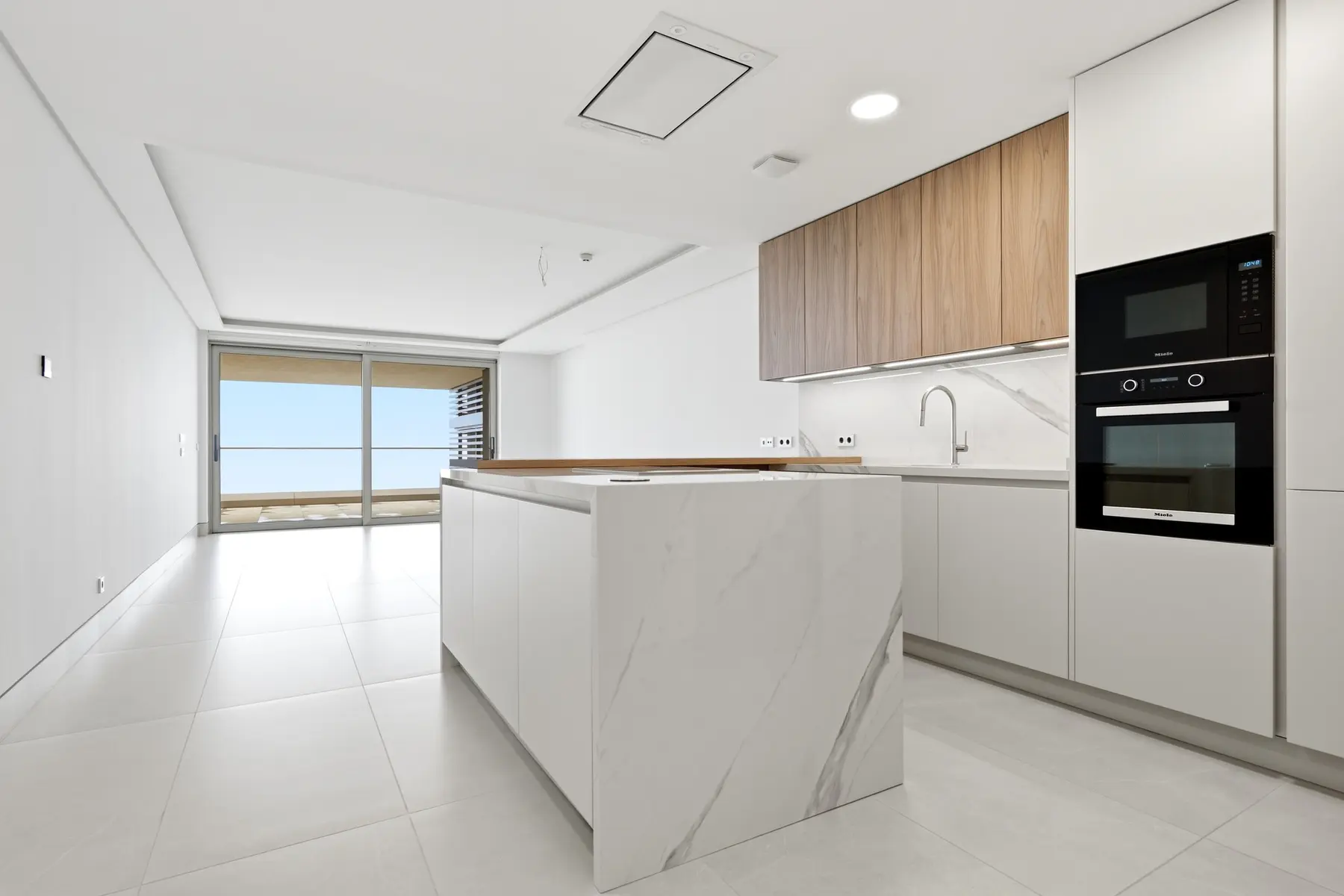 Cocina contemporánea luminosa en un apartamento con vistas al mar en Málaga