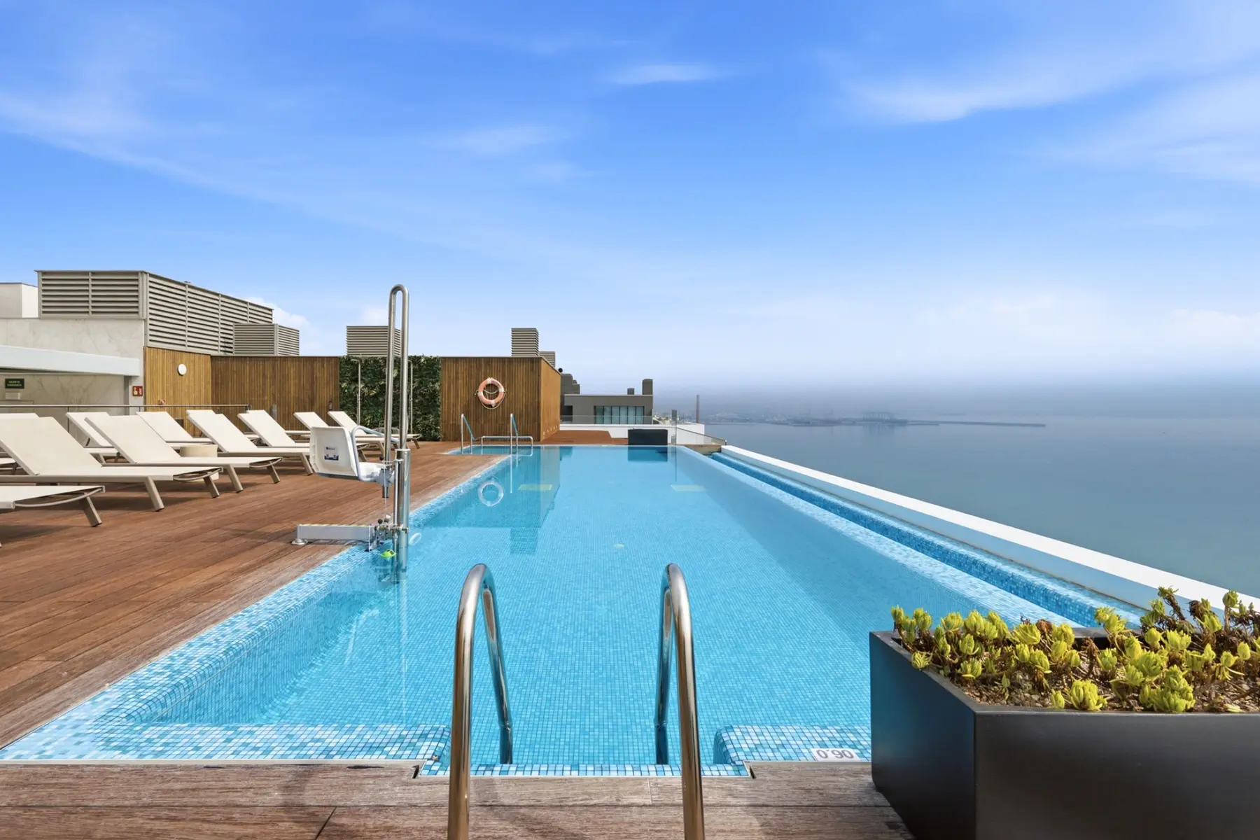 Piscina en la azotea con vistas al mar Mediterráneo en Málaga