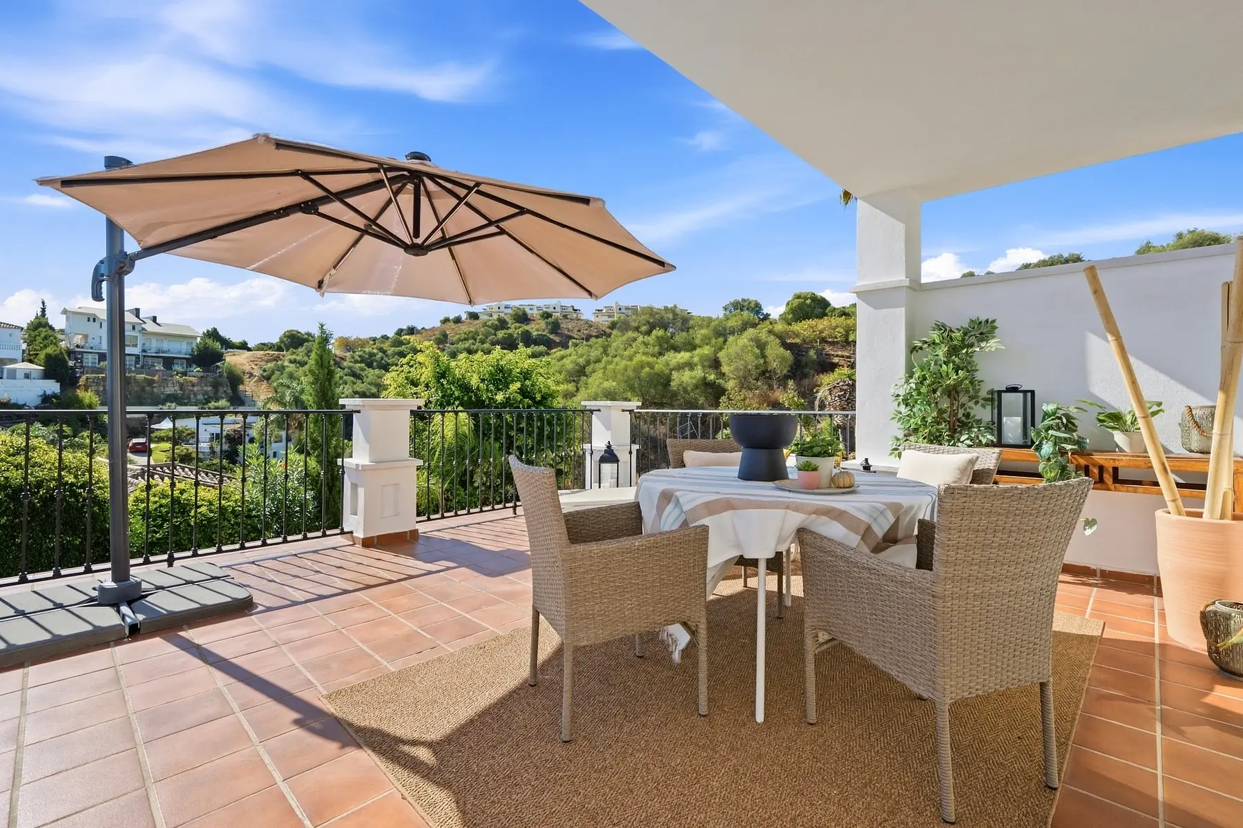 Terraza con comedor exterior y vistas verdes fotografiada en Mijas Costa