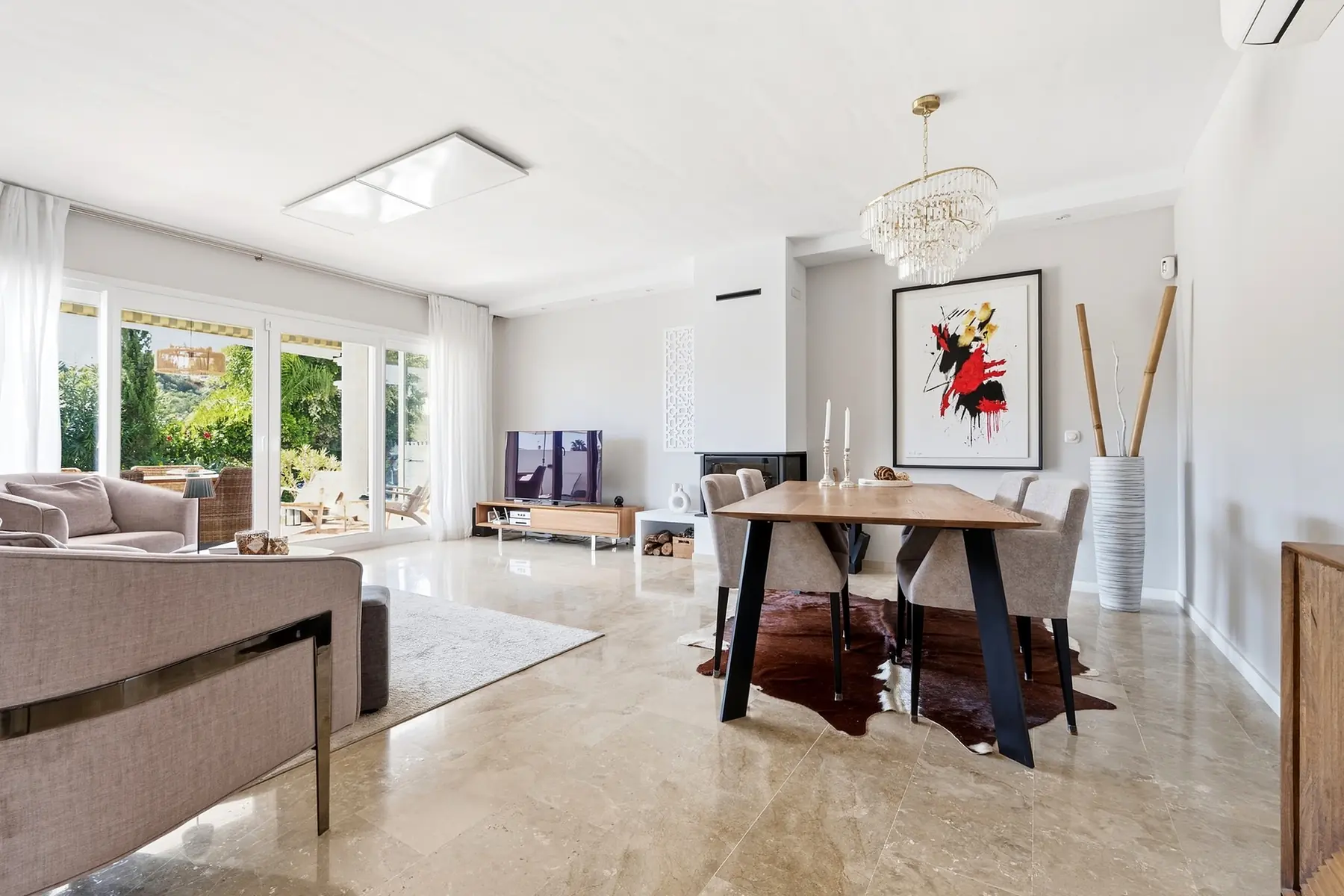 Salón y comedor con chimenea y acceso al exterior en Mijas Costa