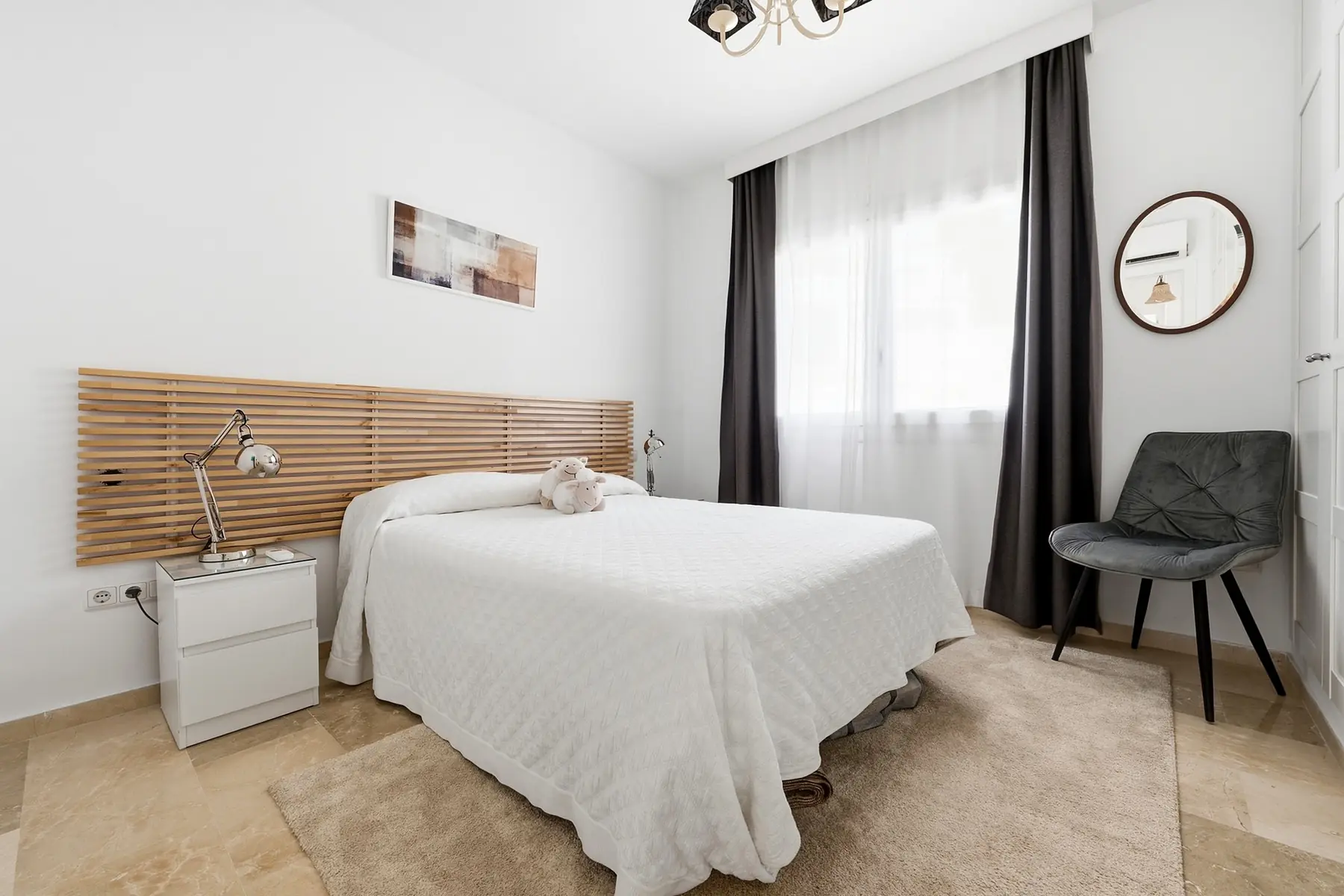 Dormitorio principal luminoso fotografiado en Mijas Costa
