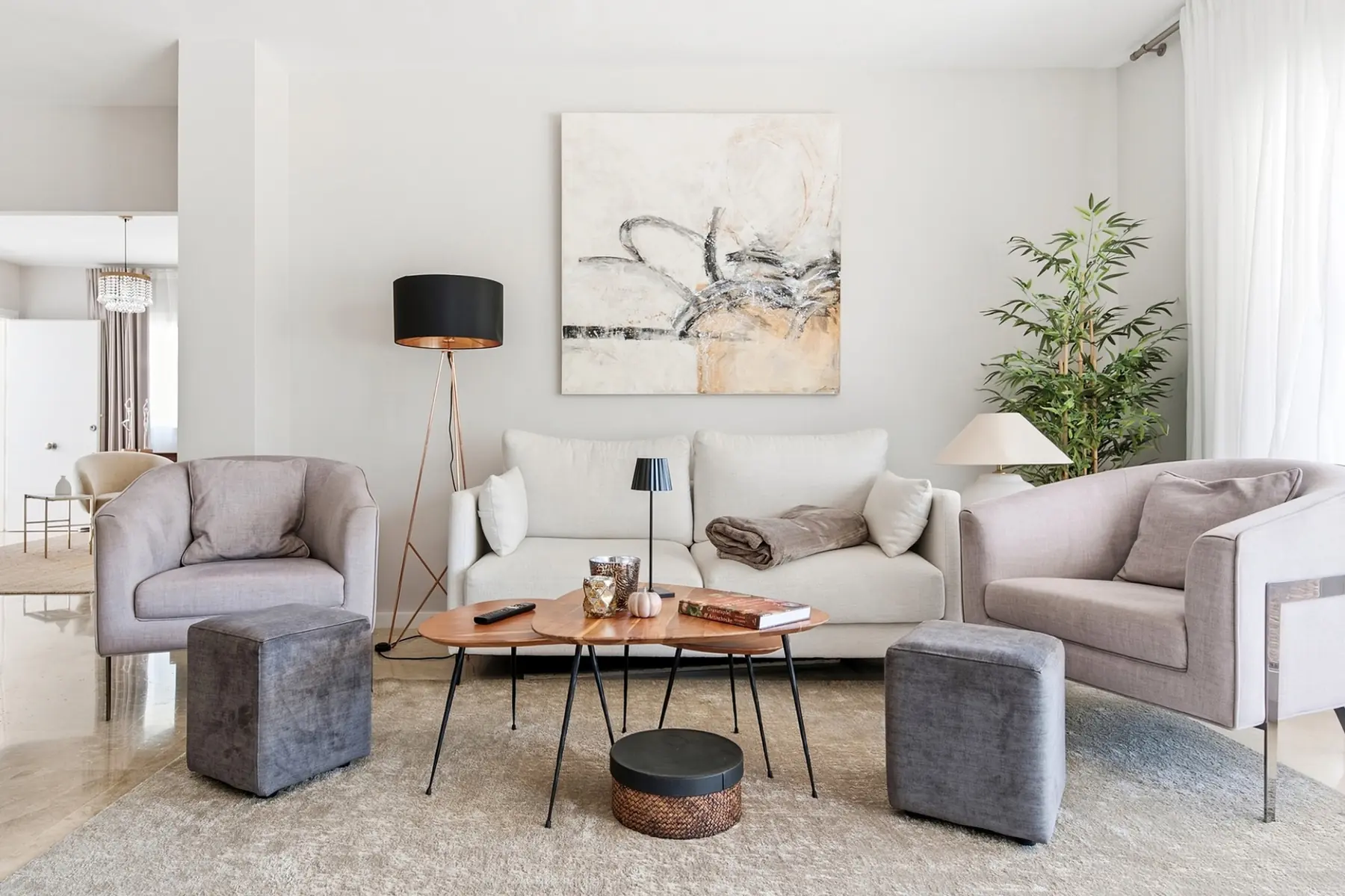 Zona de estar de tonos neutros fotografiada para una vivienda en Mijas Costa