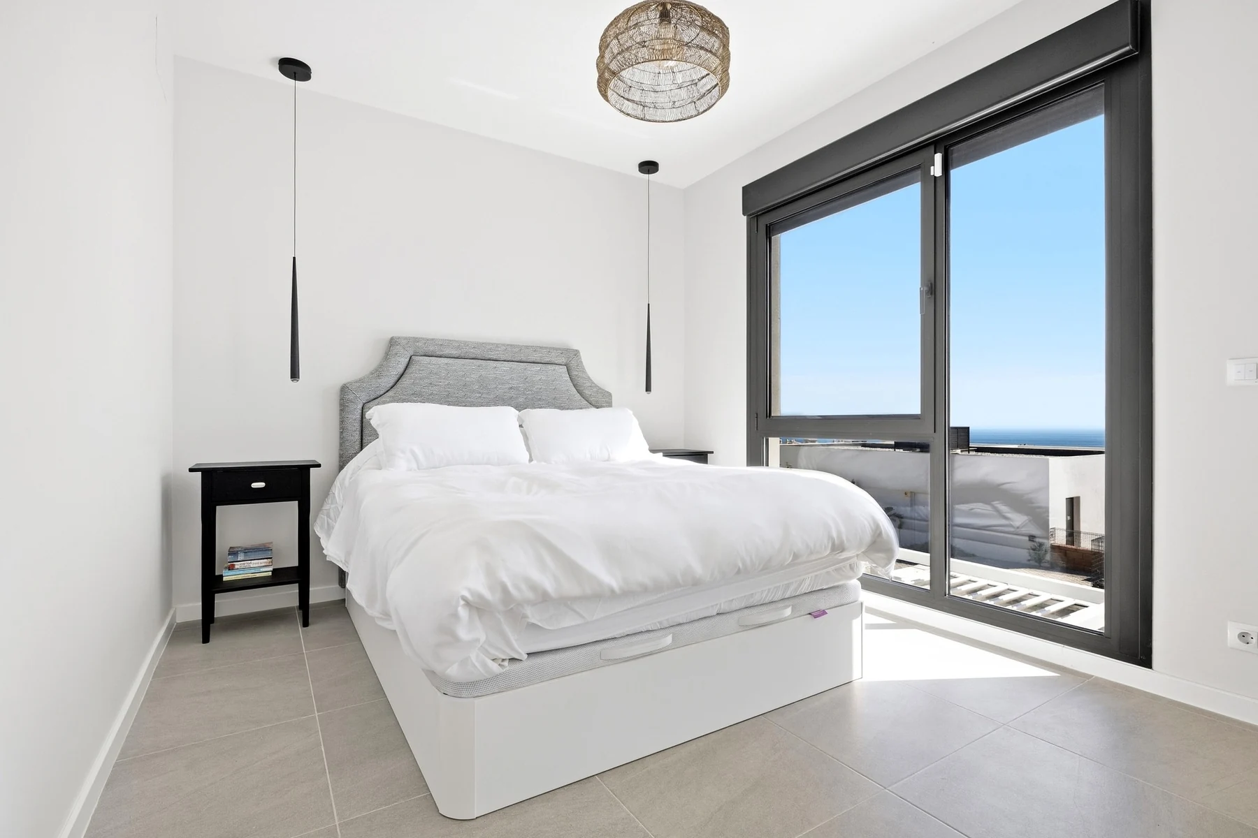 Dormitorio de vivienda contemporánea con vistas en Mijas