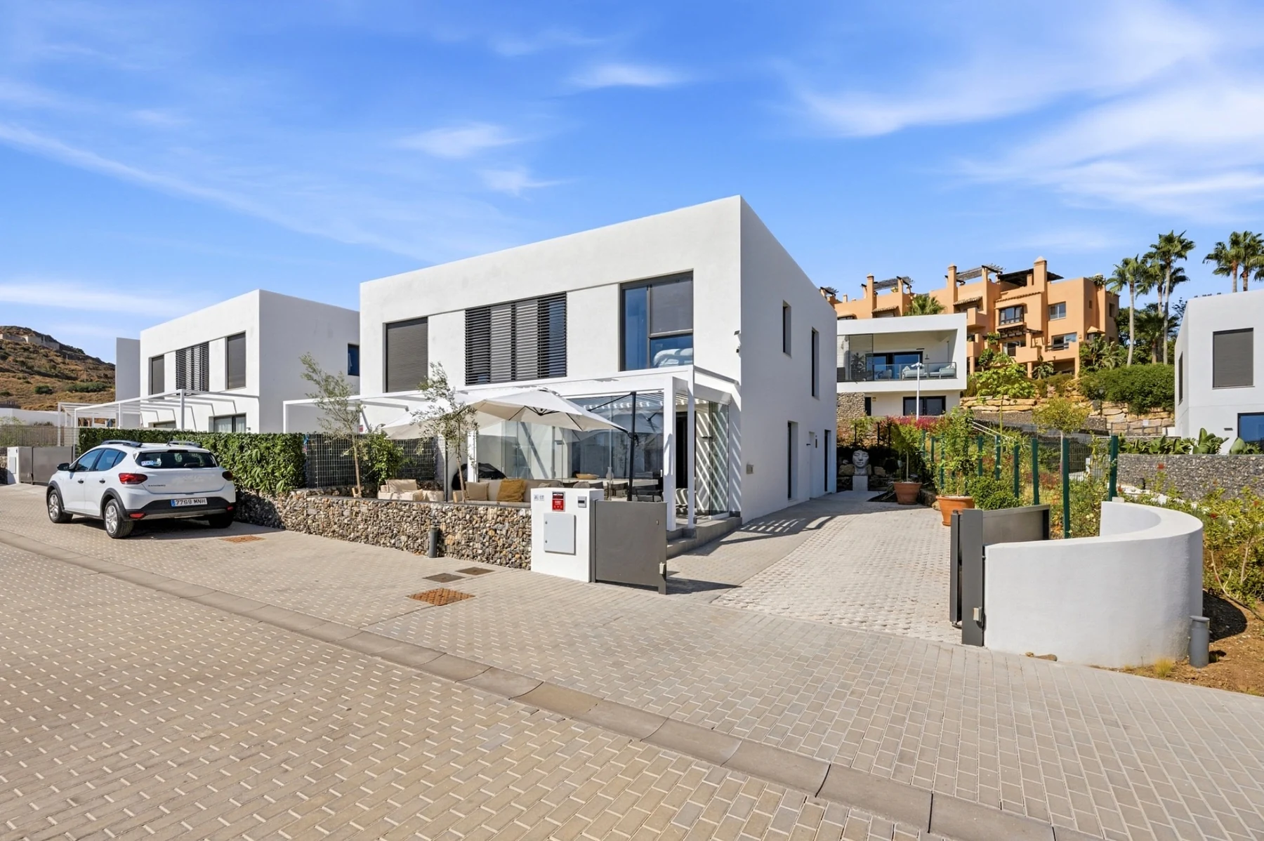 Fachada de vivienda contemporánea en un residencial de Mijas