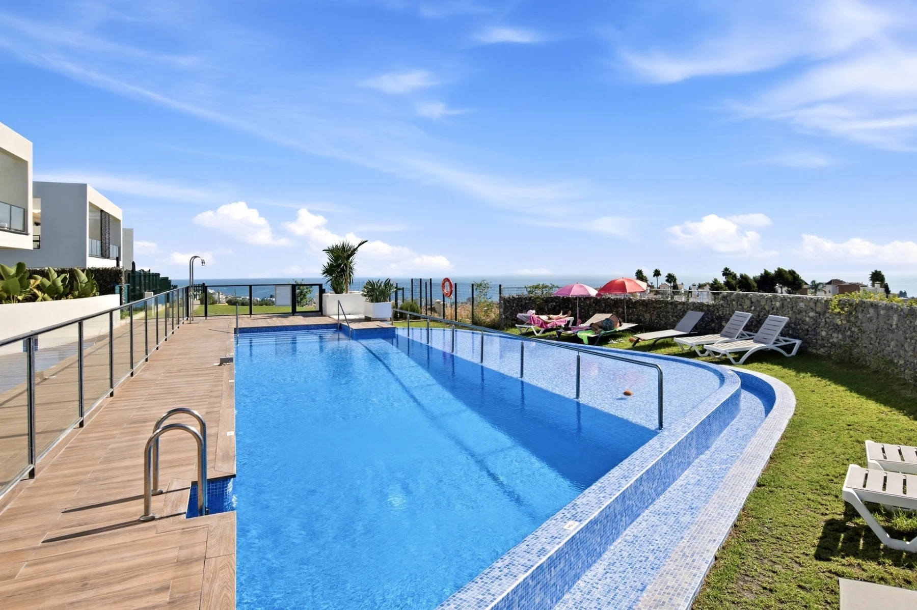 Piscina comunitaria con vistas abiertas en Mijas