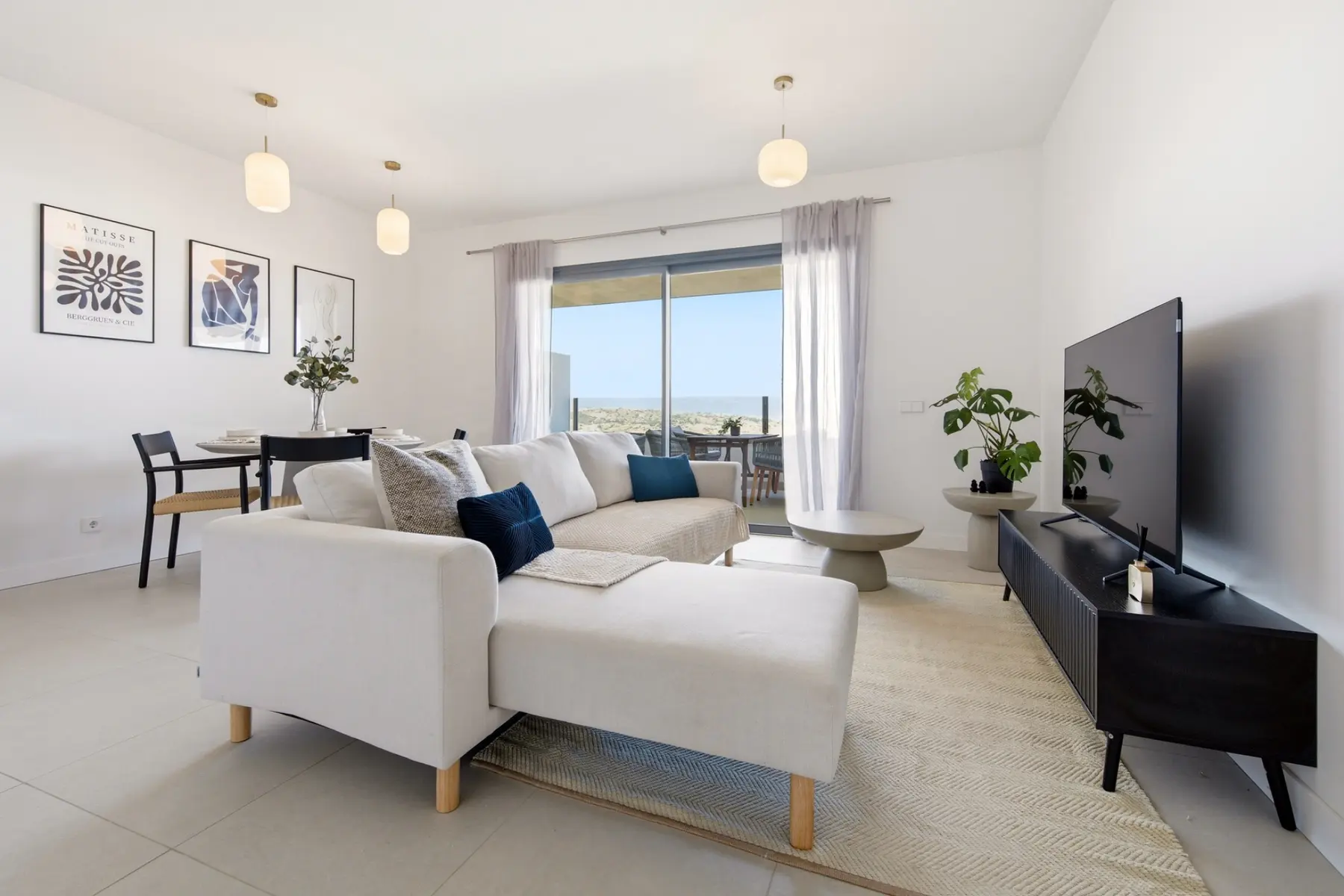 Salón luminoso con terraza y vistas panorámicas en un apartamento de Mijas