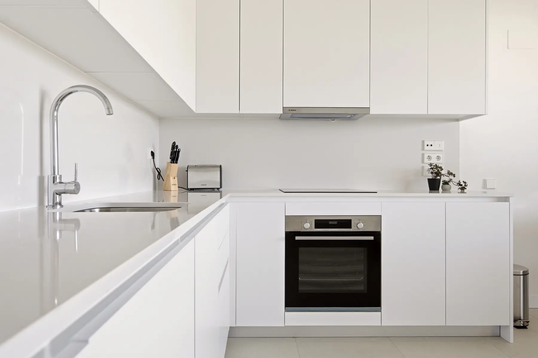 Cocina blanca contemporánea fotografiada en un apartamento de Mijas