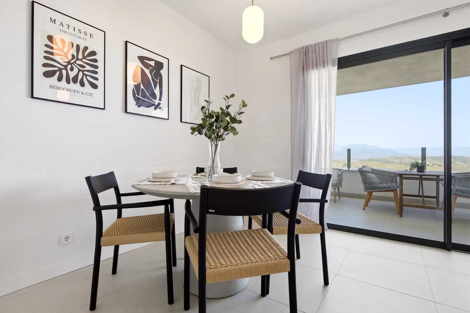 Comedor junto a la terraza con vistas a la montaña y al mar en Mijas