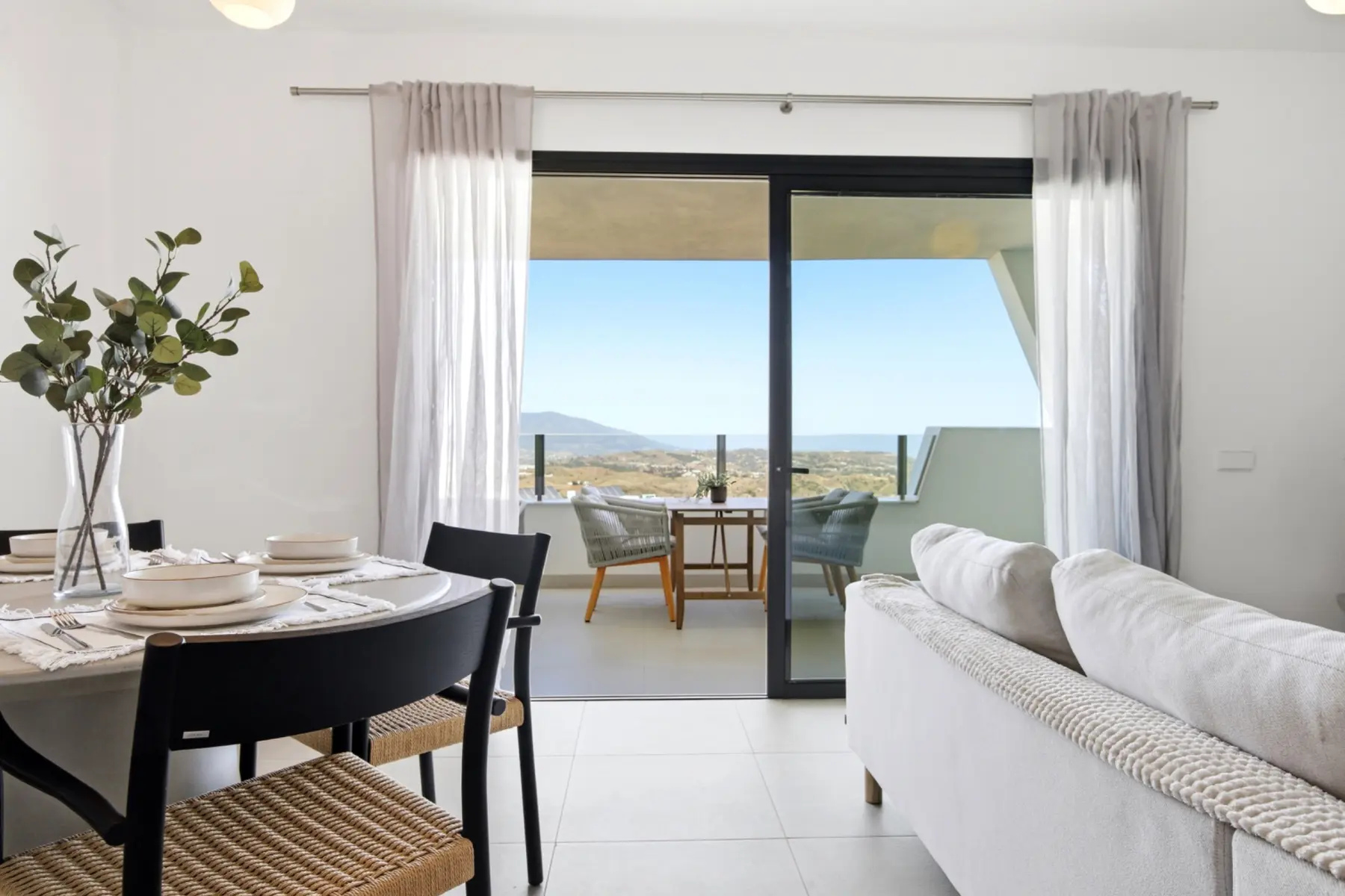 Zona de estar y comedor abierta hacia una terraza con vistas en Mijas