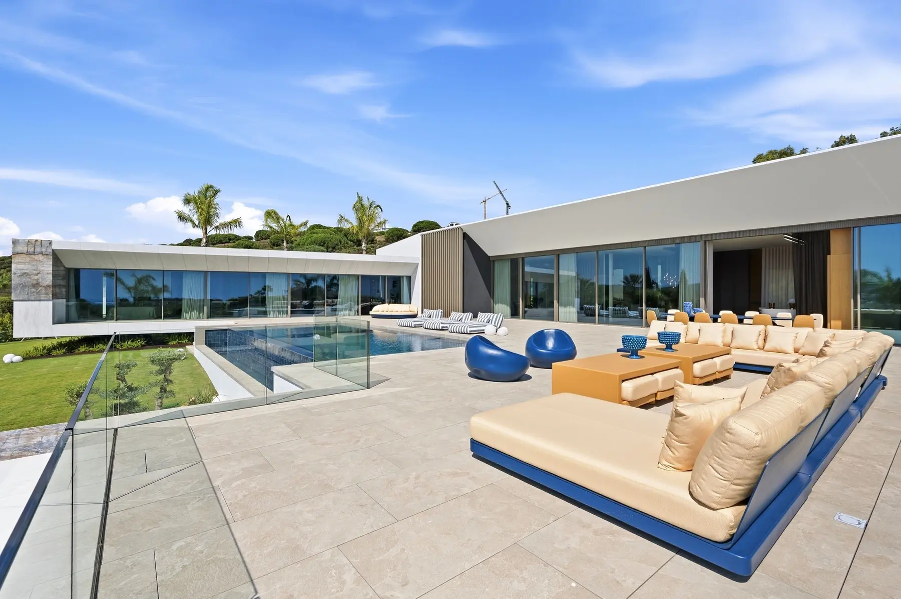 Villa de diseño organizada alrededor de un patio con piscina en Sotogrande