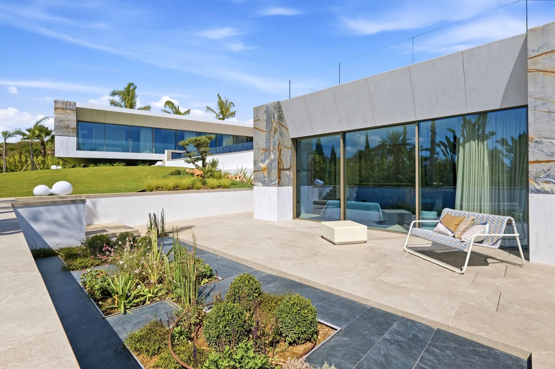 Arquitectura contemporánea y jardín geométrico fotografiados en una villa de Sotogrande