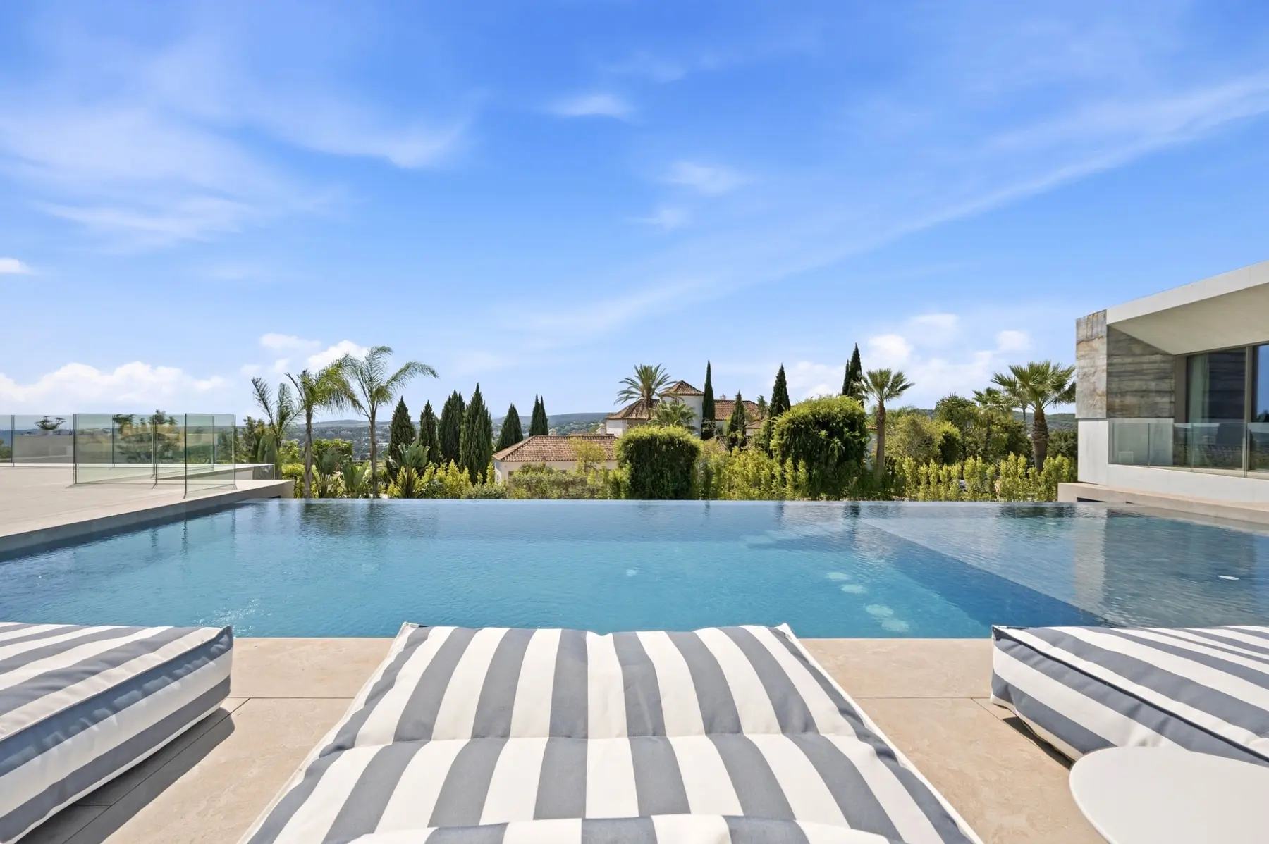 Piscina privada integrada en el patio central de una villa de lujo en Sotogrande