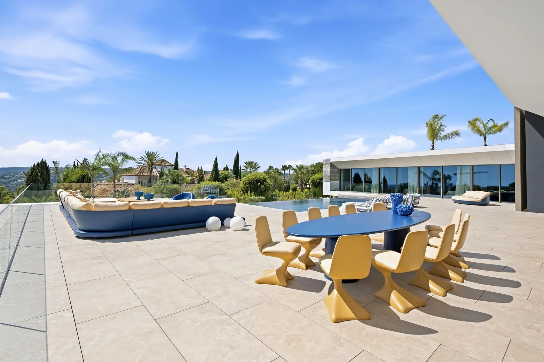 Comedor exterior de diseño en el patio de una villa fotografiada en Sotogrande