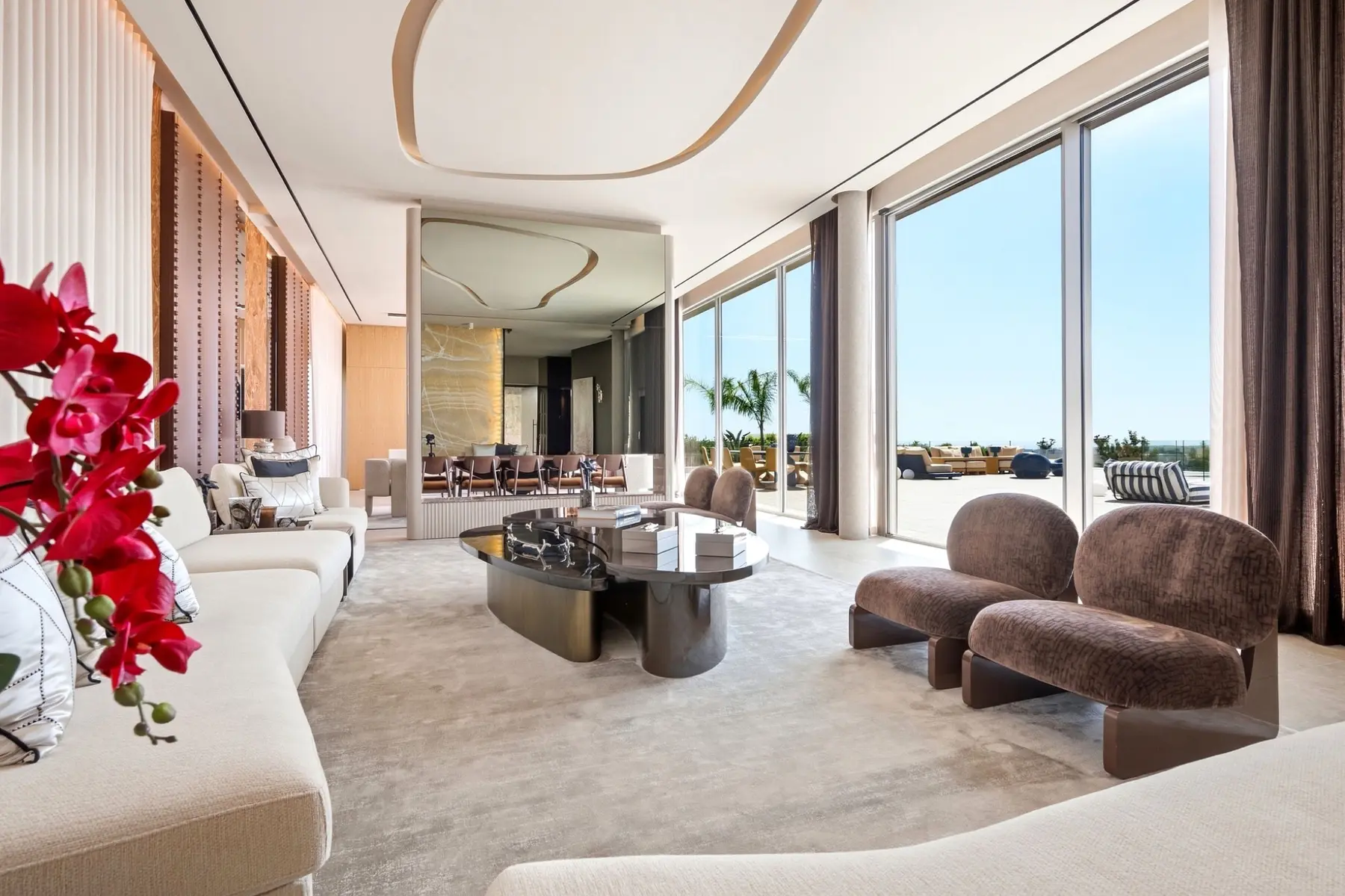 Salón de diseño abierto al patio y la piscina en una villa de Sotogrande