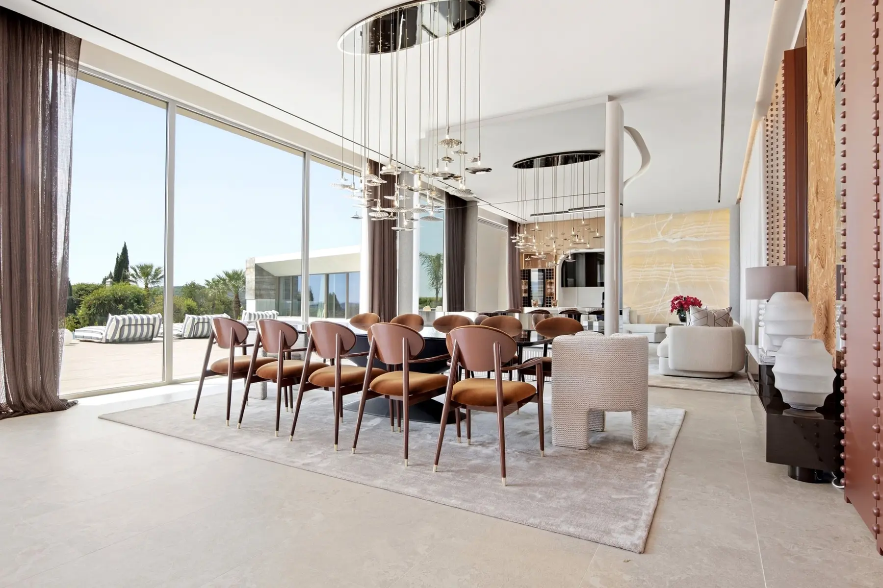 Comedor amplio con ventanales de suelo a techo en una villa de Sotogrande