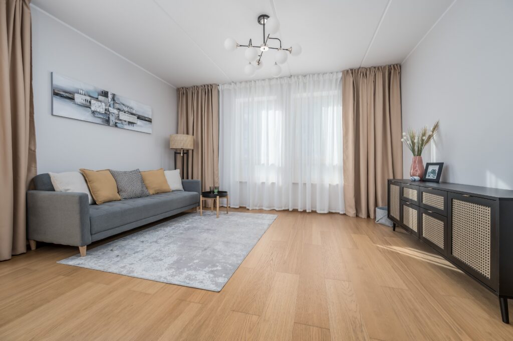 Salón amplio y luminoso con tonos neutros y composición equilibrada para fotografía inmobiliaria profesional