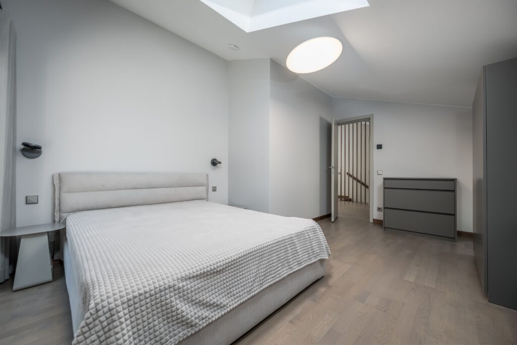 Dormitorio moderno fotografiado por fotógrafo inmobiliario profesional para venta de vivienda en Costa del Sol