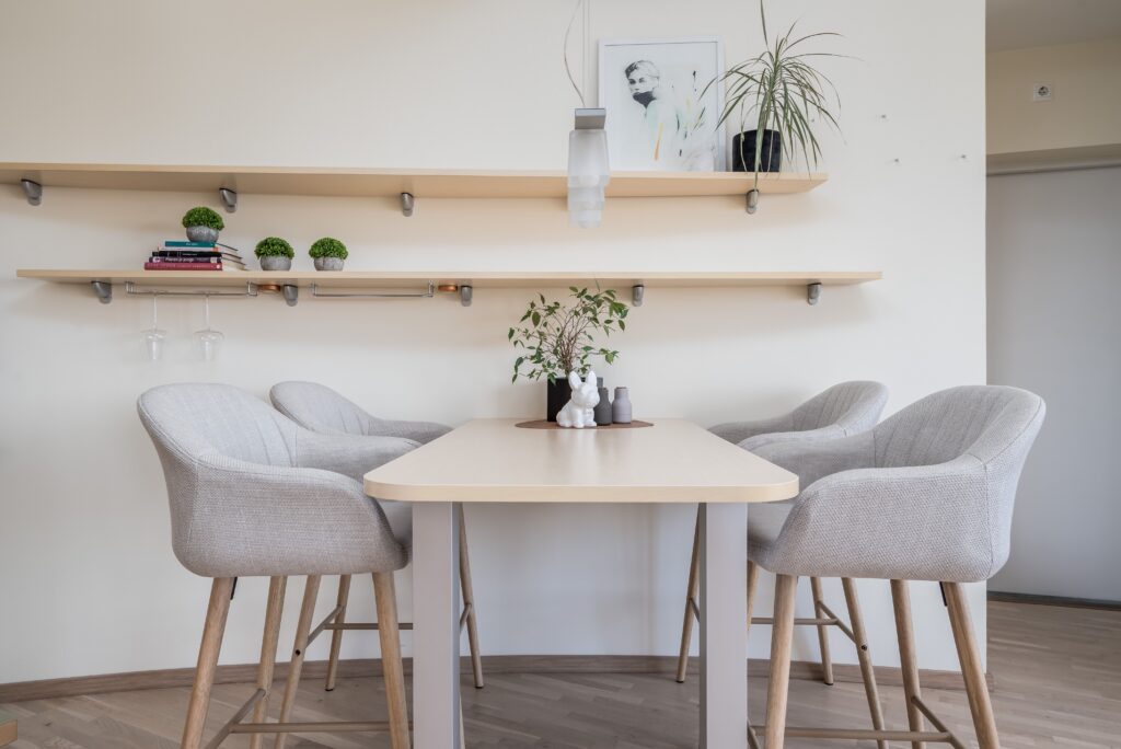 Comedor moderno con luz natural y estilo minimalista – ejemplo de fotografía inmobiliaria de interiores