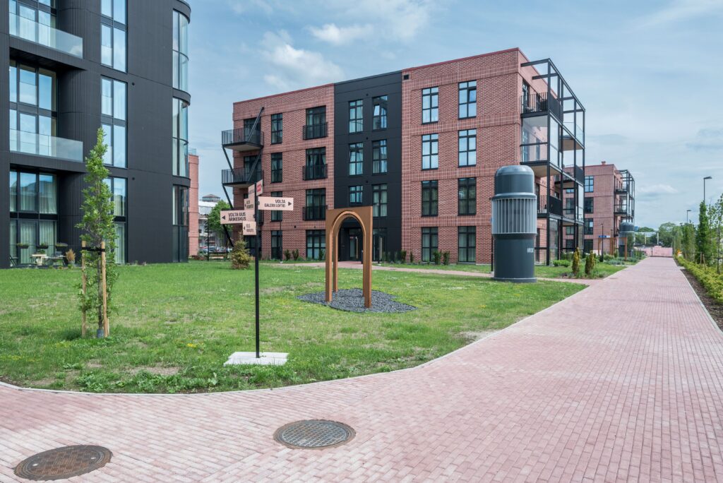 Fotografía inmobiliaria de edificio residencial moderno y entorno urbano utilizada para presentación de propiedades