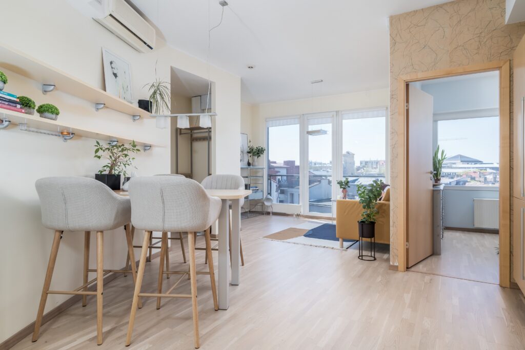 Salón moderno con comedor integrado y luz natural – ejemplo de fotografía inmobiliaria profesional