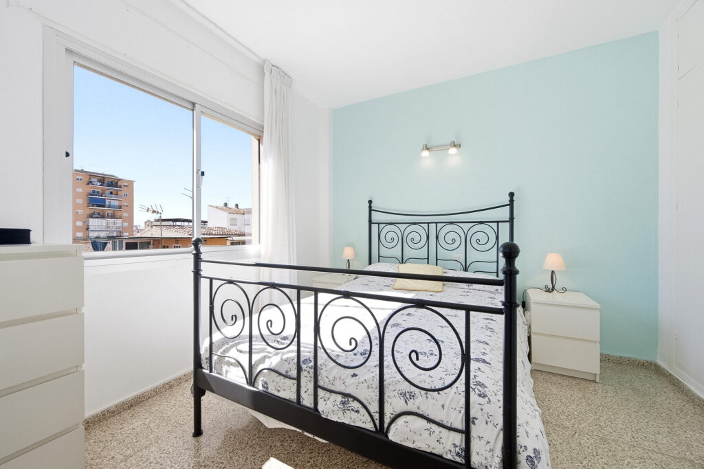 Fotografía inmobiliaria en Fuengirola – dormitorio luminoso con ventana y luz natural, Costa del Sol