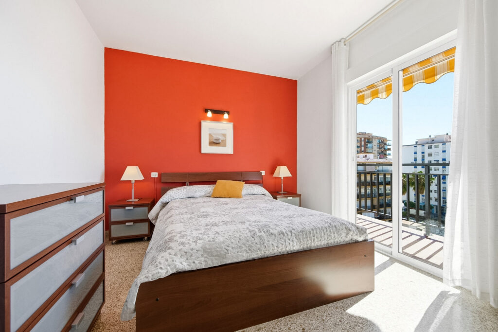 Fotografía inmobiliaria en Fuengirola – dormitorio con acceso a balcón y luz natural, Costa del Sol