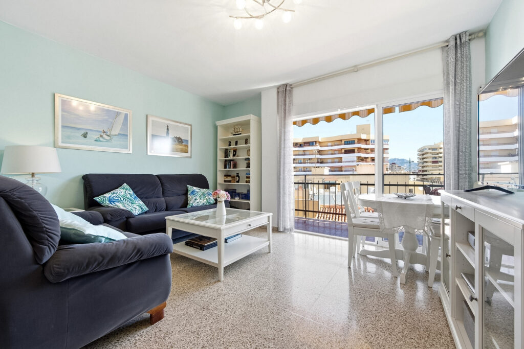 Fotografía inmobiliaria en Fuengirola – salón con acceso a terraza y zona de comedor, luz natural, Costa del Sol