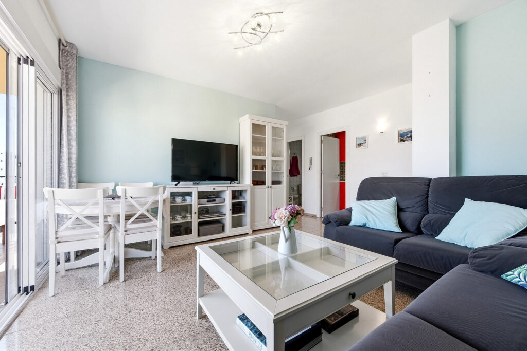 Fotografía inmobiliaria en Fuengirola – salón amplio con zona de estar y comedor, luz natural, Costa del Sol